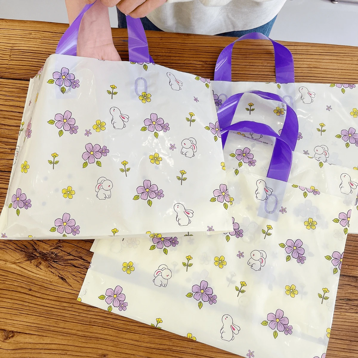 100个小兔子花朵礼品手提袋，女士购物服装包装袋，可爱兔子收纳袋，适合情人节、派对节日、生日礼物包装袋