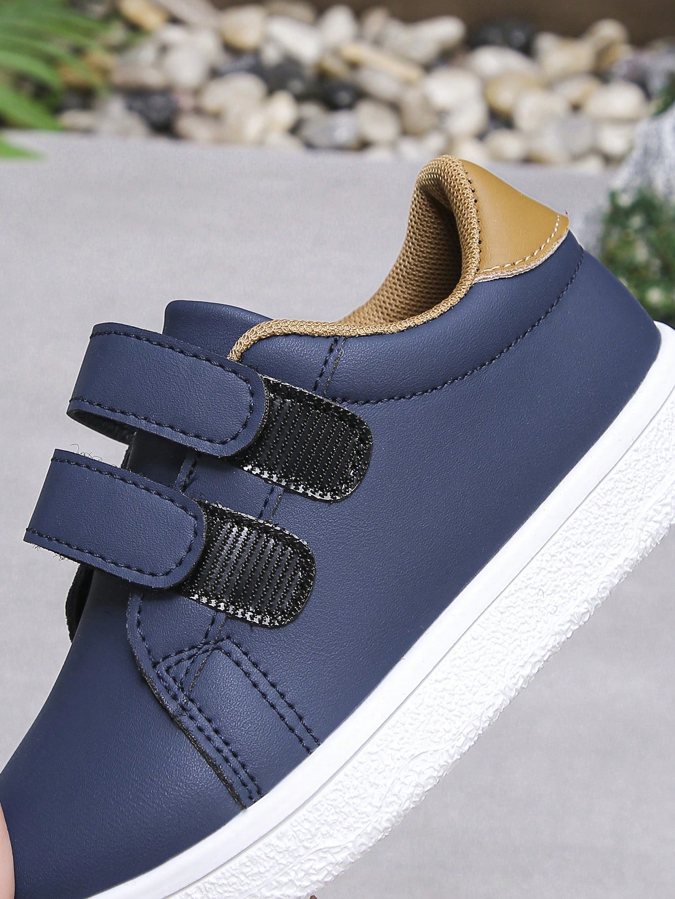 زوج من الأحذية الرياضية المسطحة غير الرسمية والمري...