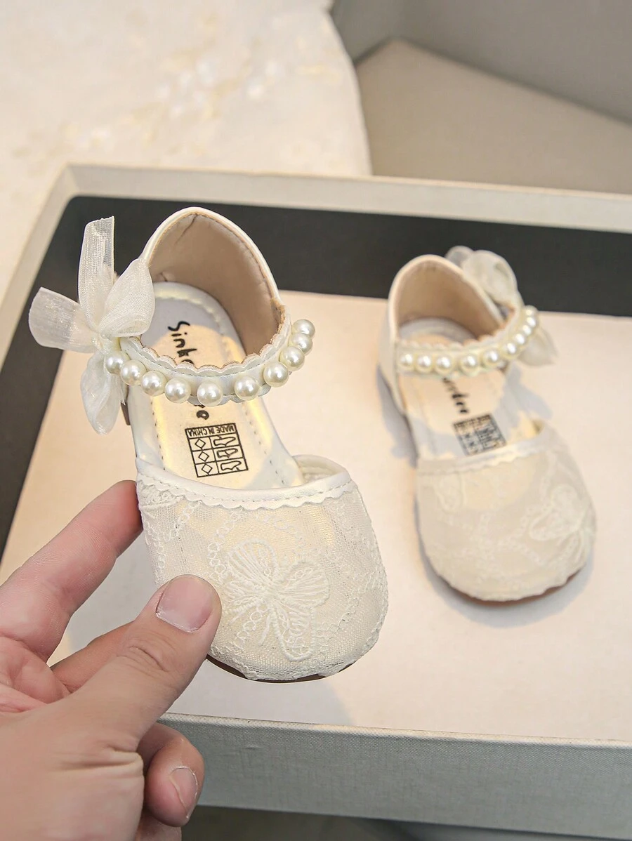 1 双女童新款时尚优雅简约珍珠刺绣网眼透气手工珍珠蝴蝶结装饰钩环柔软防滑平底公主凉鞋，适合连衣裙和钢琴表演，四季皆宜 - 米色 - 查看 1