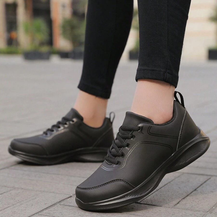 Ju Yue Chuang Jian Zapatillas deportivas de media caña con tecnología de inteligencia artificial, patrón de hojas negras y tótem de noche oscura, zapatos casuales livianos, transpirables y antideslizantes, negro impermeable, adecuadas para estar de pie por mucho tiempo, cocina y trabajo - Negro - Ver 1