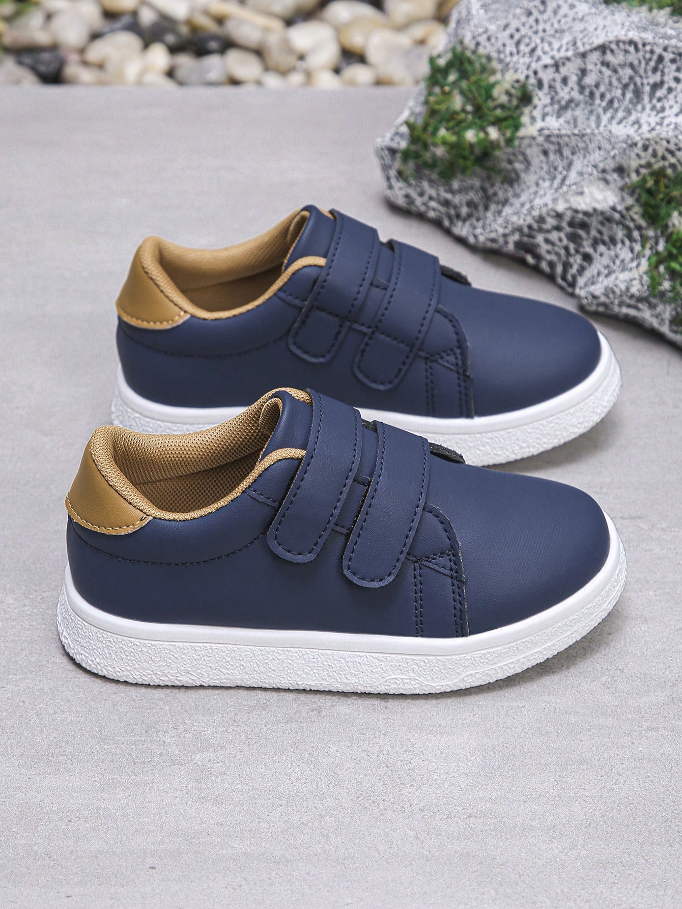 زوج من الأحذية الرياضية المسطحة غير الرسمية والمري...