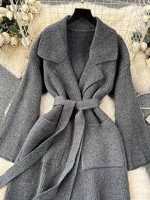 女士优雅简约针织开衫，长款宽松休闲版型，配有腰带，通勤休闲皆宜，新年街头时尚之选。