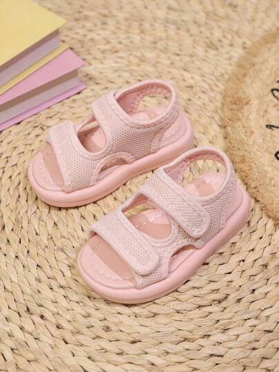 صندل شاطئ خفيف وشامل، صالح للاستخدام الداخلي والخارجي والعطلات، للأطفال مصمم بنظام شريط خطاف لاصق وسولي ناعم مانع للانزلاق، مريح وصيفي جديد شبكي بحزامين