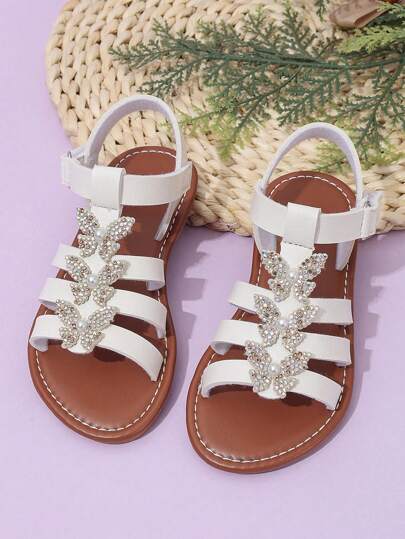 女孩可爱闪亮白蝴蝶平底凉鞋，适合日常穿着，休闲，时尚，春夏季公主风，斋月，开斋节