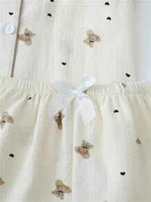 Conjunto de pijama de 2 piezas para mujer con estampado de oso y corazón: cómoda mezcla de poliéster, camiseta de manga corta abotonada con cuello de solapa y pantalones cortos con cintura elástica, lavable a máquina, estampado de corazones, ropa de dormir, conjunto de dos piezas, vacaciones.