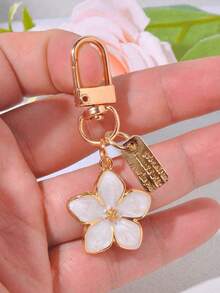 1 件 Y2K 风格金属樱花钥匙扣轻巧优雅的樱花设计带标签配件适合包包车钥匙情侣和节日礼物夏季海滩度假