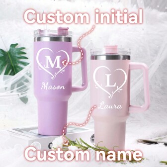1 pieza Vaso de acero inoxidable personalizado de 40 onzas, disponible en múltiples colores, con asa, tapa, elige las iniciales, reutilizable, compatible con portavasos, taza de agua de regalo para familia, amigos, regalo de Año Nuevo, regalo de San Valentín, ornamental, reutilizable, multifuncional, fácil de limpiar, elegante, de alta calidad, personalizado, único, regalos ideales para él, regalos ideales para ella, ella, novio, novia, papá, mamá, familia, amigos, hijo, hija, estudiantes, trabajadores, niños, oficina, sala de té, escuela, hogar, listo para el brunch, ambiente cálido, hogar y vida, tazas personalizadas