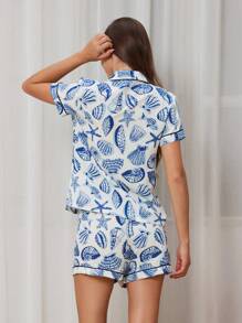 Conjunto de 2 piezas de pijama para mujer con parte superior de manga corta con botones de cuello en V y estampado de conchas, y pantalones. Conjunto de pijama de verano, cómodo para uso en casa, de dos piezas - Azul y blanco - Ver 2