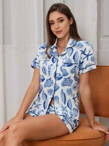 Conjunto de 2 piezas de pijama para mujer con parte superior de manga corta con botones de cuello en V y estampado de conchas, y pantalones. Conjunto de pijama de verano, cómodo para uso en casa, de dos piezas - Azul y blanco - Ver 3