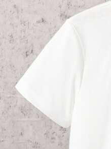 男童字母图案印花短袖上衣和刺绣字母编织短裤套装