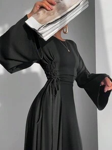 Sukienka damska czarna z długim rękawem, dopasowana, rozkloszowana