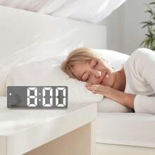 SOKANY 1 pieza Reloj despertador con espejo simple, reloj LED inteligente de alta definición, con visualización de temperatura, brillo ajustable, función de control por voz, reloj de 12/24 horas, alimentación por USB y batería. Adecuado para reloj de escritorio, reloj despertador digital de mesita de noche, opción perfecta para decoración de escritorio y dormitorio.