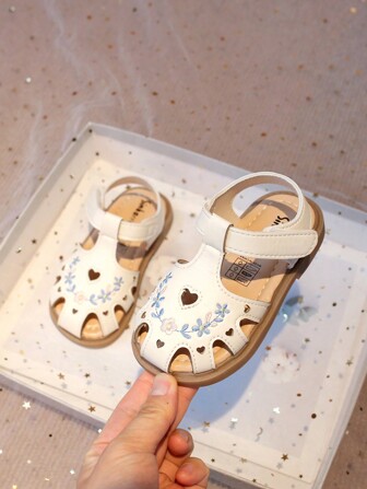 1 双女婴刺绣钩环带凉鞋，百搭包趾拖鞋