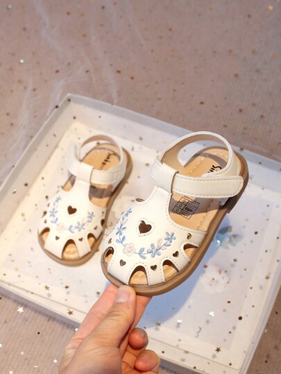 1 par de sandálias bordadas com tiras de para meninas, chinelos versáteis com bico fechado