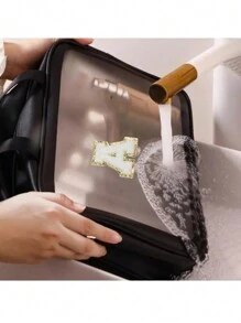 1 pièce Grand sac de toilette transparent de voyage à grande capacité, sac de maquillage portatif dépoli et imperméable, sac de lavage multifonctionnel avec 26 lettres à bord doré pour une combinaison libre, indispensable pour croisière, plage, vacances, salle de bain, camp d'été, décoration de salle de bain, organisateur de maquillage, accessoires de salle de bain, rentrée scolaire