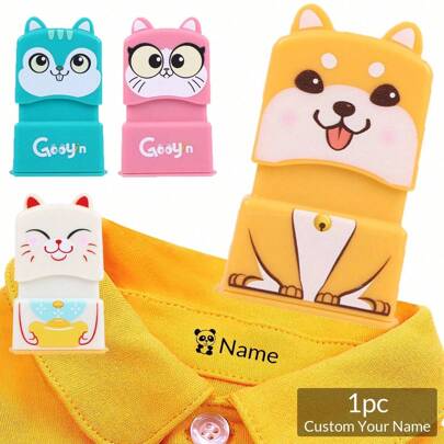 1 PIEZA Sello personalizado, Útiles escolares para niños, Sellos de nombre con diseño de dibujos animados personalizados, Sello de nombre personalizado para ropa de niños resistente al agua, Sello de nombre personalizado con dibujos animados autotintable DIY, Sellos para firmar el nombre, Artículos esenciales para la guardería escolar, Para tela de bebé y niño, Botellas de plástico con etiqueta, Adecuado para regalos de cumpleaños, Aniversarios, Adecuado para ella, Madre, Hijo, Hija, Familia, Maestro, Multifuncional, Duradero, Ornamental, Reutilizable, Exquisito, Elegante, De alta calidad, Colorido, Moderno, Personalizado, Único, Regalos ideales para él, Regalos ideales para ella, Novio, Papá, Novia, Mamá, Familia, Amigos, Salón de té, Hogar, Jardín, Oficina, Para aniversarios, Para el Día de San Valentín, Para el Día de la Madre, Para cumpleaños, Para el Día del Padre, Para graduación, Para bodas, Para inauguración de la casa