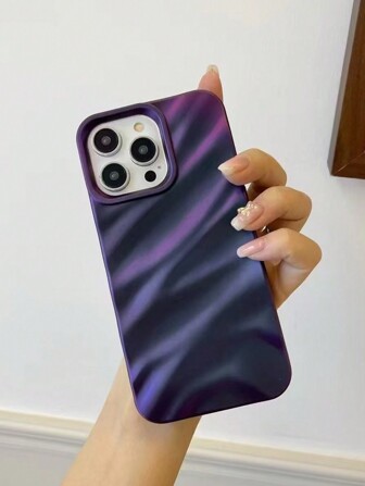 优质纯色渐变紫色，3D 褶皱波浪，液体波浪设计手机壳适用于 iPhone 16 Pro Max。亮面闪光柔软硅胶保护套