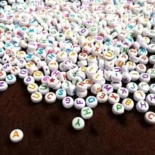 100/500/1000/1200 pièces Set de perles de lettres en acrylique - fournitures pour la fabrication de bijoux DIY pour bracelets d'amitié - 26 styles, colorés, multifonctionnels, faciles à utiliser