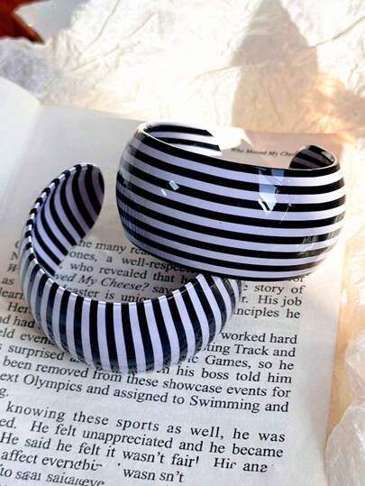 1pc Retro Black & White Striped Geometric Wide Thick Resin C Shape Open Bangle Bracelet For Women, Suitable For Holiday, Autumn/Winter Everyday Wear