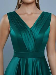 V 领褶皱高开衩长款 A 字裙，伴娘裙