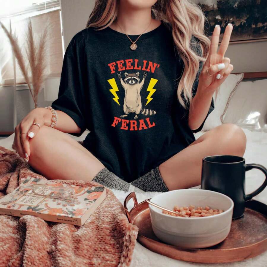 Feral Shirt, Funny Quote T-Shirt, Adult Humor Tshirt, Best Friend Gift, Sarcastic Tee, Funny Meme Raccoon T Shirt, Gift For Friend - 黑色 - 查看 1