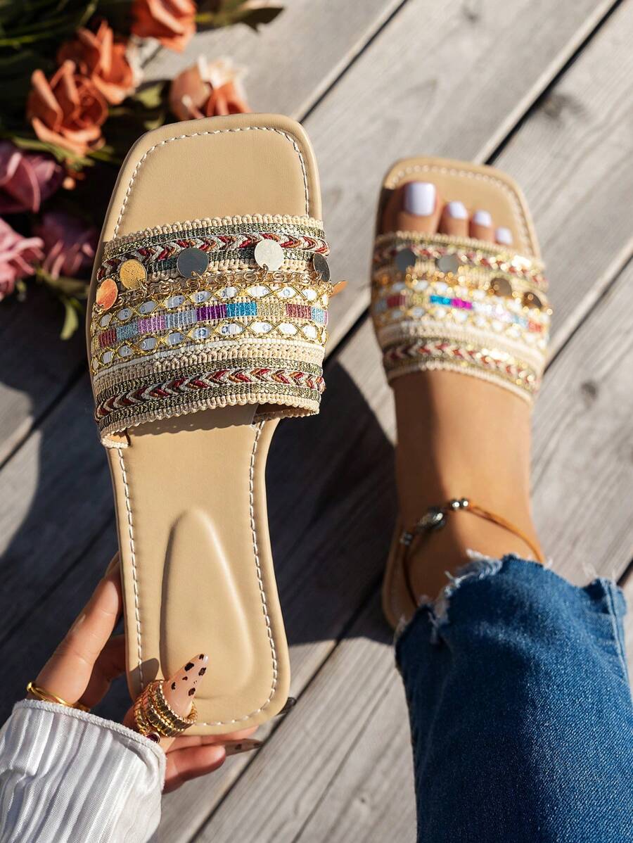 WRCVS Beige Damen Pantoletten, Sommer Sandalen mit mehrfarbigen Quasten und Stickerei, flache Pantoletten im Retro-Stil, modische, sexy Ketten Dekoration Strandschuhe, Geflecht mit zufälliger Richtung, keine fixierte Pantolette