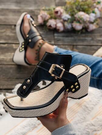 女士夏季方头人字凉鞋，带扣绑带设计，户外耐磨防滑铆钉，罗马风格时尚休闲厚底坡跟鞋