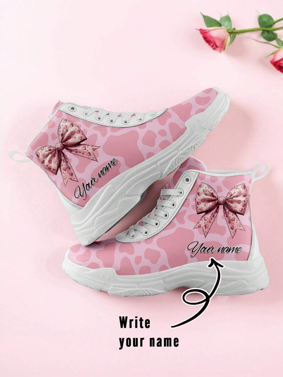 定制情人节 PU 高帮靴，个性化名字设计，送给他和她的独特浪漫礼物，可爱的心形绷带图案，防水、温暖、舒适、防滑，非常适合情侣、周年纪念日或特殊场合 - 彩色 - 查看 1