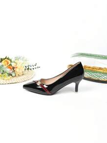 Escarpins à bout pointu et talon haut pour femme, style vintage français, avec bouton décoratif, enrobé