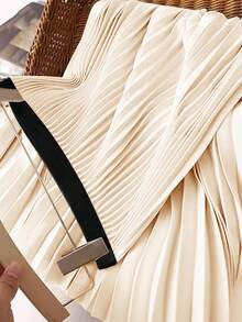 杏色高腰褶裥A字中长裙，垂坠显瘦设计，法式复古风，通勤、约会、日常穿着皆宜，适合多种场合，时尚优雅的女式半身裙，适合工作、度假、派对、情人节等场合。