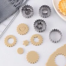 1 套波浪圆形饼干模具，11 件/9 件/2 件/3 件/4.5 厘米 9 件/4.5 厘米 4 件/7 厘米 4 件不锈钢饼干模具包括波浪、圆形、姜饼人、心形、郁金香、雪人、天使、雪花、鹿、圣诞树、铃铛、星星、花朵、蝴蝶、复活节彩蛋形状，适合烘焙饼干、糕点、情人节、复活节、万圣节等节日圣诞节圣诞装饰圣诞睡衣圣诞礼物圣诞装饰