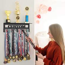 Grande rastrelliera da parete in metallo per esposizione di medaglie,porta trofei e premi, con opzione per nome personalizzato del giocatore, organizzatore di nastri a tema sportivo per decorazione domestica, riutilizzabile, multifunzionale, ornamentale, elegante, di alta qualità, adorabile, personalizzato, unico, regalo ideale per lui, lei, il/la fidanzato/a, il papà, la mamma, la famiglia, gli amici, il figlio, la figlia, studenti, lavoratori, bambini, ufficio, sala da tè, scuola, casa