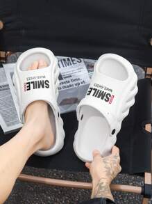 Nuevas sandalias de playa para hombre de verano, zapatillas casuales, resistentes al desgaste y antideslizantes para uso exterior