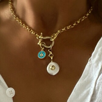 1 件女士链条项链，配有巴洛克珍珠吊坠、镶钻马蹄形口和可爱的多色小圆盘，风格独特而优雅，是节日的合适礼物