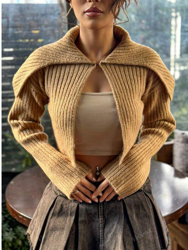 Cardigan color cammello con dettaglio sul colletto