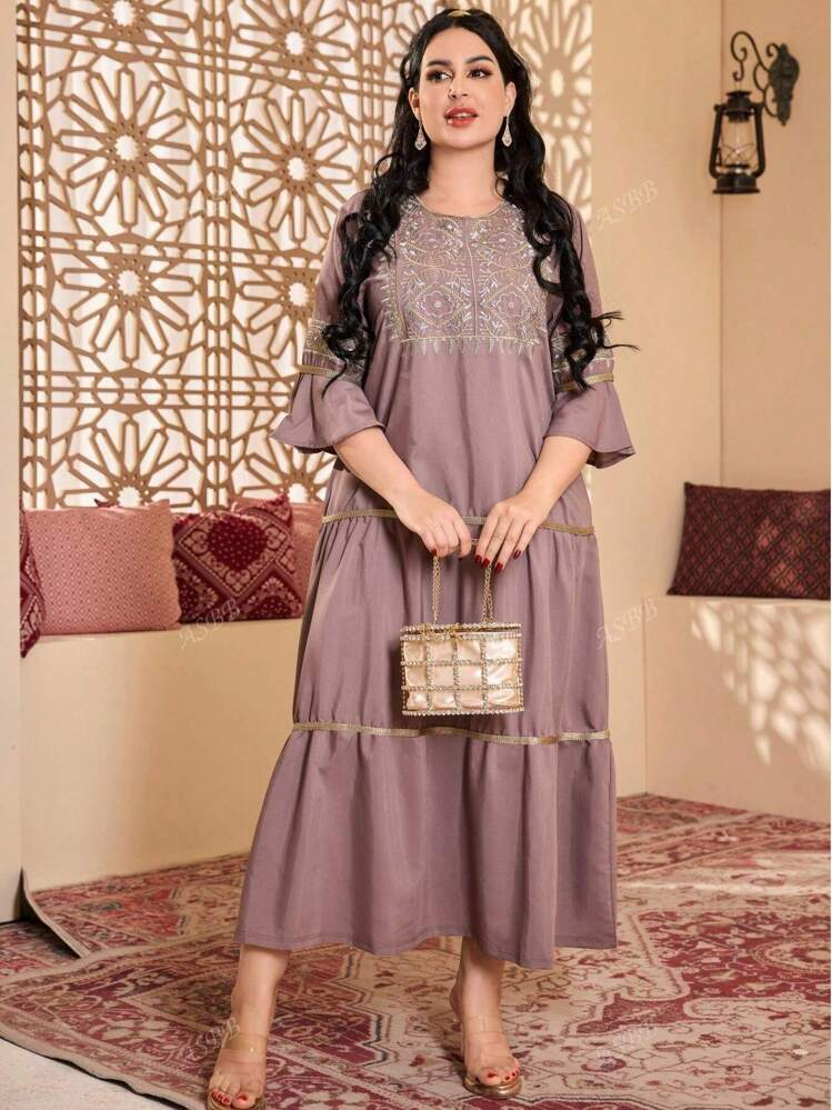 فستان عربي أنيق مطرز بتفاصيل ذهبية معدنية، بنمط جل...