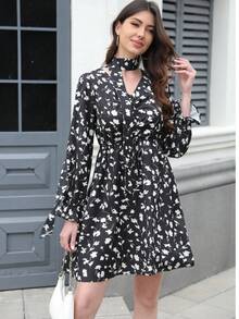 Vestido de mujer con estampado floral completo, mangas largas, cuello en V y cordón ajustable en la cintura - Negro - Ver 7