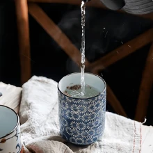 4 stuks 320 ml blauw en wit porseleinen theekopje met geschenkdoos, Japanse stijl handgetekende vriendelijke thee koffie melk wijn sushi mok creatieve familie restaurant decoratie reiscadeau voor vrienden