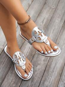 Sandales/Tongs/Mules de style vacances pour femmes, avec bout plat, en PU souple, à l'empeigne ajourée, de style rétro polyvalent haut de gamme. Convient pour le port quotidien, les vacances, la plage, les fêtes, les anniversaires, les sorties