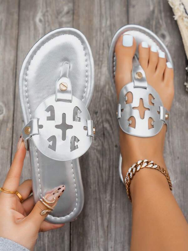 Sandales/Tongs/Mules de style vacances pour femmes, avec bout plat, en PU souple, à l'empeigne ajourée, de style rétro polyvalent haut de gamme. Convient pour le port quotidien, les vacances, la plage, les fêtes, les anniversaires, les sorties
