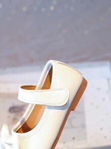 Nuevos zapatos planos de piel para niñas, diseño simple con lazo, zapatos casuales versátiles de uso diario para niños, de fácil puesta y quitado con