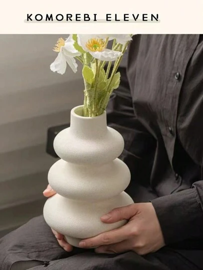 1 款轻奢艺术白色花瓶，婚礼和家居装饰的理想之选。圆形中心装饰适用于客厅、卧室和茶几，是现代家居装饰、中心装饰、母亲节礼物、毕业礼物以及客厅和卧室婚礼装饰的最佳选择。