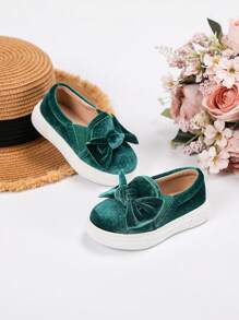 1 双幼儿女童可爱蝴蝶结休闲帆布一脚蹬平底乐福鞋，适合上学和所有季节