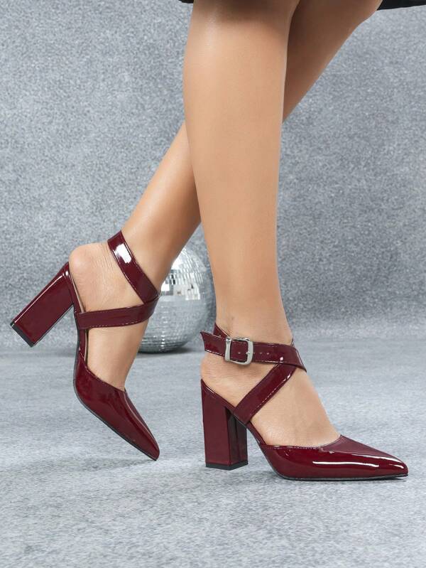 أحذية ذات كعب عال ولسان مدبب محفور بلون أحمر