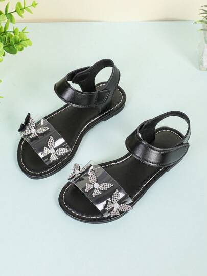 1双黑色幼儿/小女孩平底凉鞋，饰有闪亮珍珠和蝴蝶图案，透明PU鞋带，魔术贴搭扣，圆头设计，柔软防滑鞋底，可爱波西米亚公主风沙滩鞋，适合3-12岁女孩，日常、派对、海滩、上学等场合穿着，2026春夏款。