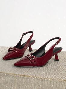 尖头高跟鞋，漆皮鞋面搭配金属扣带装饰，优雅高贵，适合婚礼、派对和日常工作穿着，时尚、百搭、舒适的露背女式高跟鞋