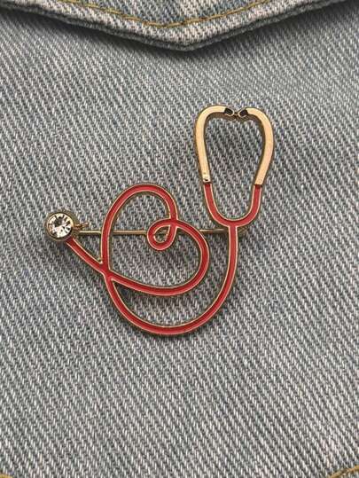 دبوس الصدر بتصميم سماعة الطبيب