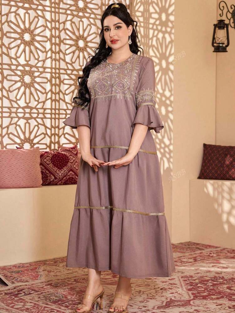 فستان عربي أنيق مطرز بتفاصيل ذهبية معدنية، بنمط جل...