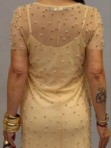 Vestido tela  mesh largo midi transparente color beige con  perlas por  todo el vestido con fondo corto de tirantes  color beige ideal para temporada de primavera verano, vestido de dama ligero con estilo moderno. - Beis - Ver 4