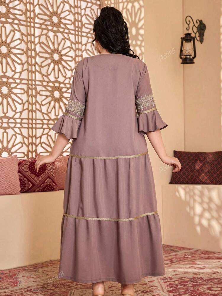 فستان عربي أنيق مطرز بتفاصيل ذهبية معدنية، بنمط جل...